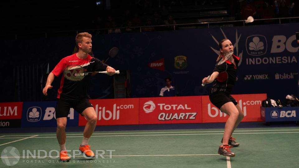 Aksi ganda Denmark Kim Astrup/Line Kjaersfeldt saat menghadapi pasangan Indonesia.