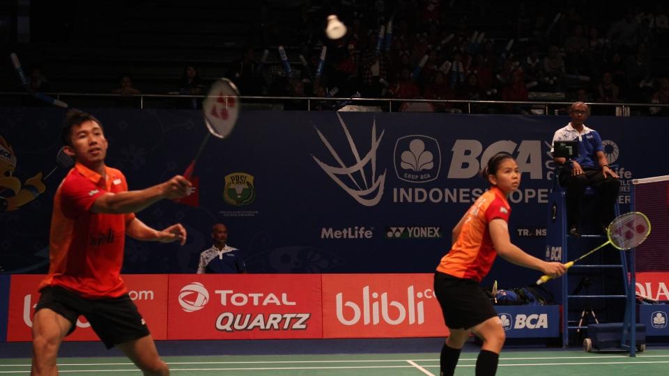 Greysia Polii bermain di ganda campuran berpasangan dengan Rian Agung Saputro. Sayang, keduanya gagal melaju di Indonesia Open 2016.