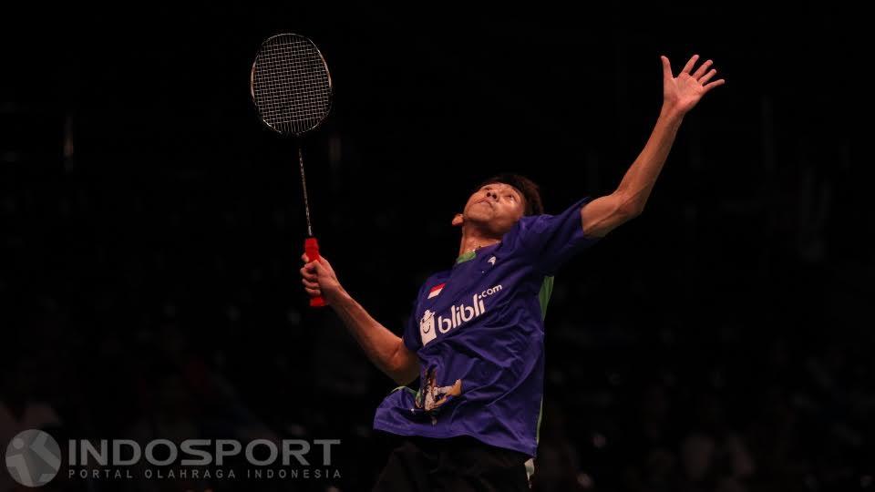 Tunggal putra Indonesia Wisnu Yuli Prasetyo saat mengembalikan shuttlecock ke arah tunggal putra China Huang Yuxiang.