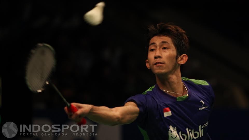 Aksi Wisnu Yuli Prasetyo saat ingin memukul shuttlecock.