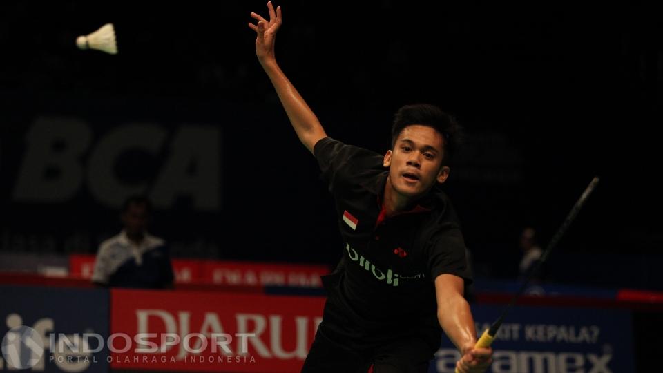 Tunggal putra Indonesia, Firman Abdul Kholik saat mengembalikan huttlecock ke arah tunggal putra Singapura Zi Liang Derek Wong.