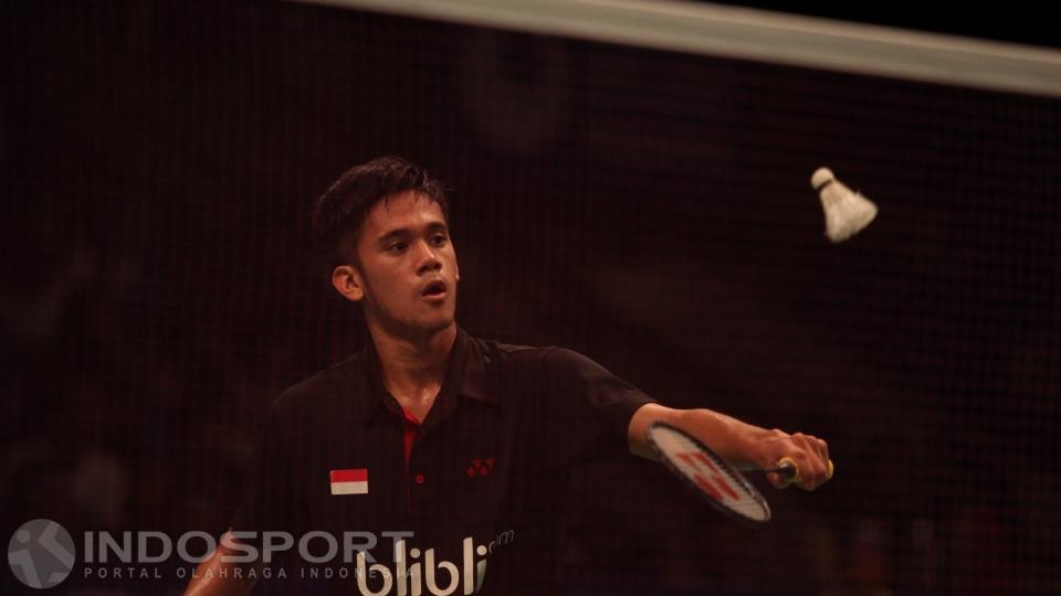 Tunggal putra Indonesia, Firman Abdul Kholik saat mengembalikan huttlecock ke arah tunggal putra Singapura Zi Liang Derek Wong.