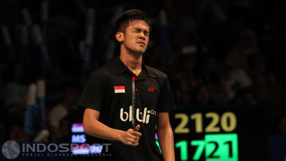 Ekspresi kekecewaan Firman Abdul Kholik usai dikalahkan tunggal Singapura Zi Liang Derek Wong.