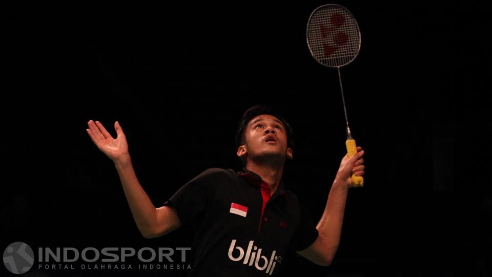 Tunggal putra Indonesia, Firman Abdul Kholik saat melakukan smash ke arah tunggal putra Singapura Li Liang Derek Wong.