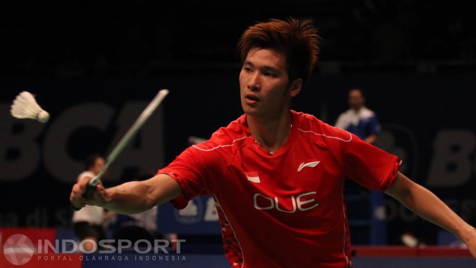 Tunggal putra Singapura Zi Liang Derek Wong saat mengembalikan huttlecock ke arah tunggal putra Indonesia Firman Abdul Kholik.