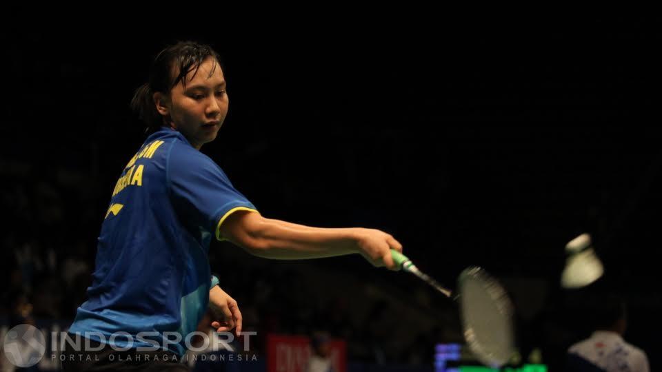 Tunggal putri Gabriela Meilani Moningka mengembalikan kok ke arah lawannya sesama tunggal putri Indonesia Aprilliani Yuswandari.