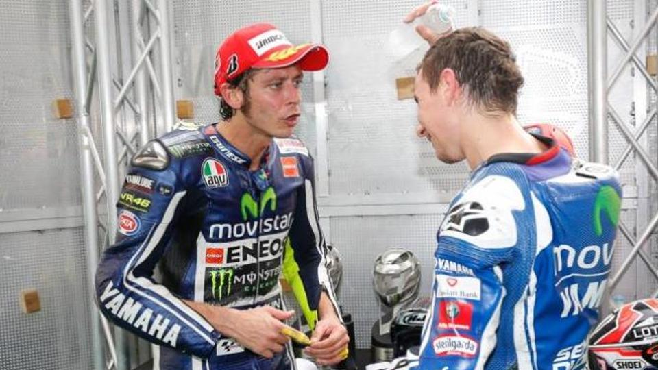 Dua pembalap MotoGP, Valentino Rossi (kiri) dan Jorge Lorenzo. - INDOSPORT