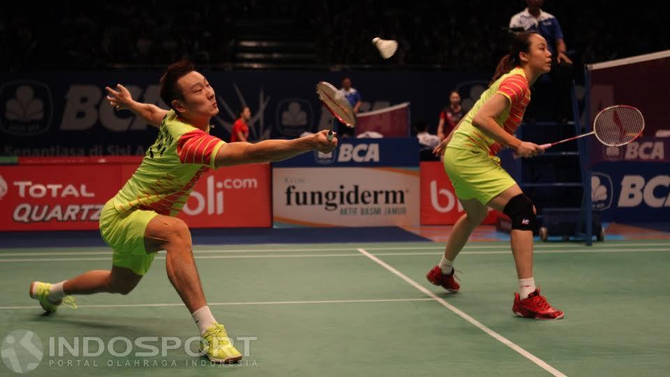 Ganda campuran China Zhang Nan/Zhao Yunlei mengembalikan kok ke arah ganda campuran Indonesia Riky Widianto/Richi Puspita Dili. Copyright: Herry Ibrahim/Indosport