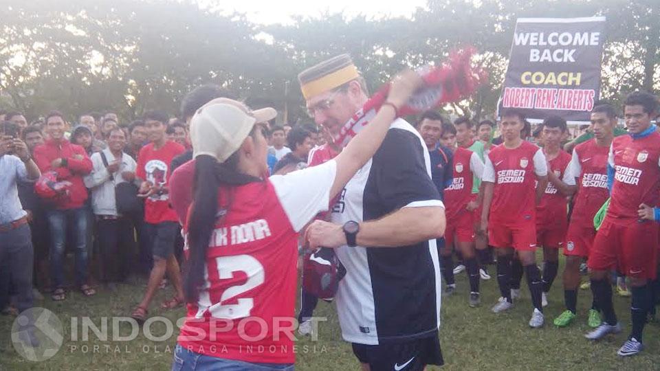 Suporter%20mengkalungkan%20syal%20di%20leher%20pelatih%20baru%20PSM%20Makasaar%2C%20Robert%20Rene%20Alberts%20pada%20Kamis%2C%20%2802%2F06%2F2016%29.