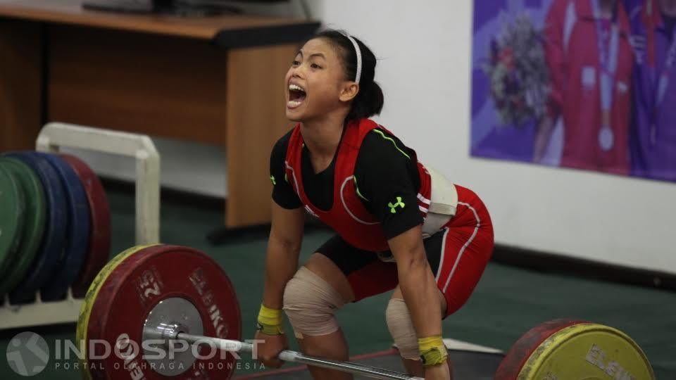 Lifter atau atlet angkat besi putri Indonesia, Lisa melakukan angkatan pada seleksi jelang Olimpiade Rio de Janeiro 2016. Copyright: Herry Ibrahim/Indosport