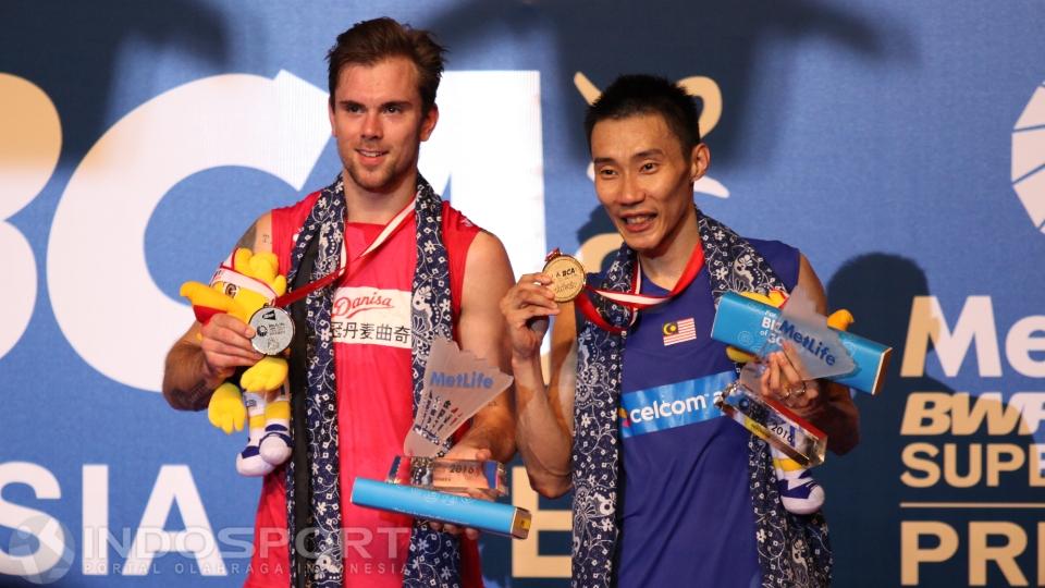 Lee Chong Wei dan Jan O Jorgensen di podium tunggal putra Indonesia Open 2016.