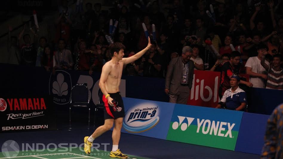 Lee Yong Dae melempar Jersey (kaosnya) ke penonton Indonesia Open 2016. Copyright: Herry Ibrahim/INDOSPORT