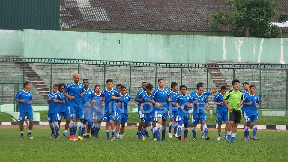 Para pemain Persib Bandung menurunkan tempo latihan selama Ramadhan. - INDOSPORT