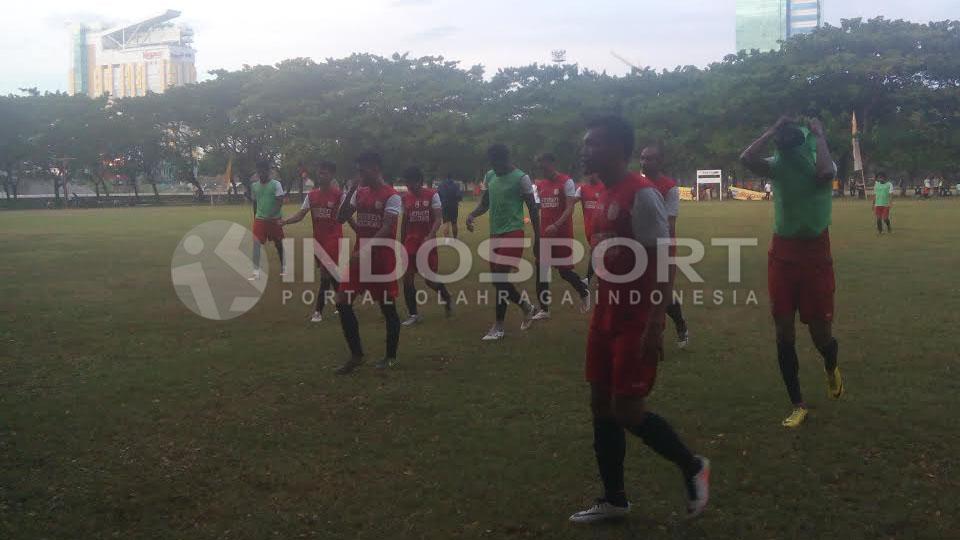 PSM%20Makassar%20menjalani%20latihan%20pada%20malam%20hari%20selama%20bulan%20Ramadhan.