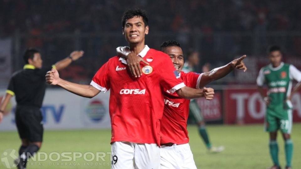 Selebrasi Pemain Persija Jakarta, Ade Jantra Lukmana (tengah) usai mencetak gol ke gawang PS TNI.