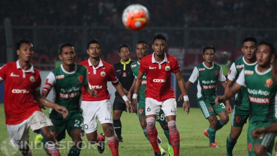Para pemain Persija Jakarta dan PS TNI berjibaku berebut bola.
