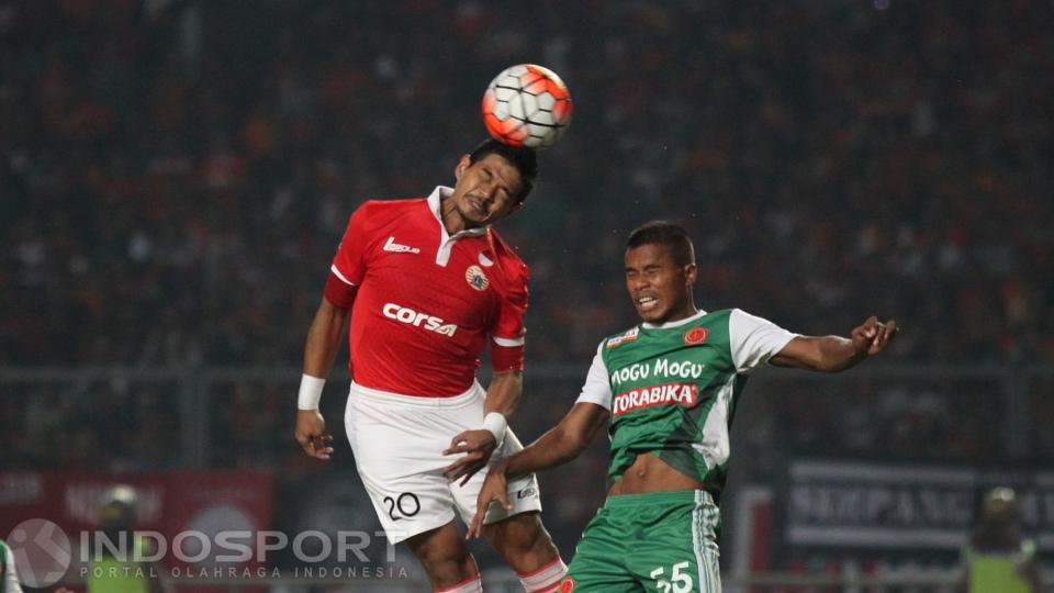 Bambang Pamungkas memenangkan duel udara.