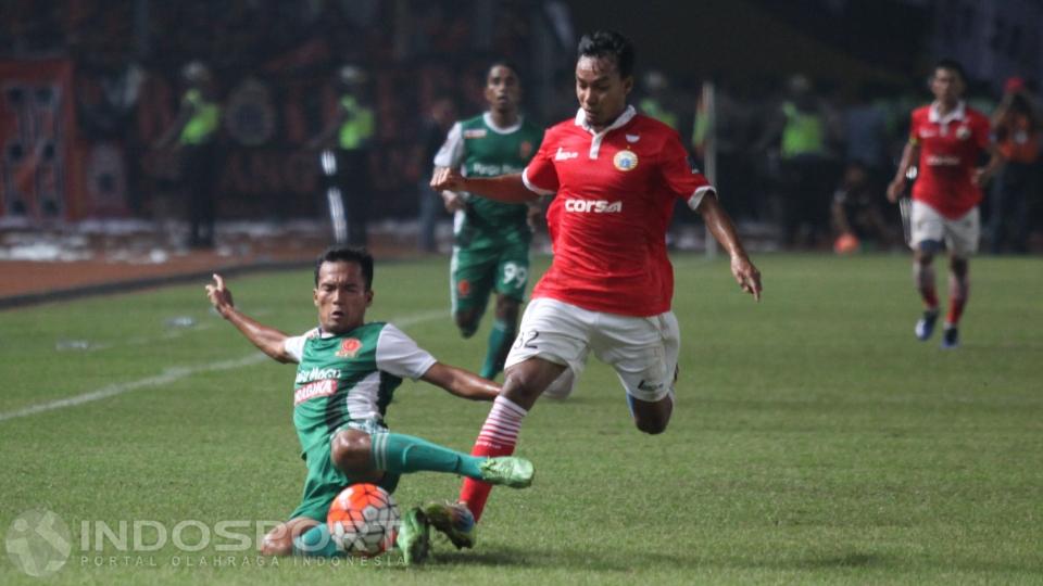 Sebuah tekel dari pemain PS TNI terhadap pemain Persija Jakarta.