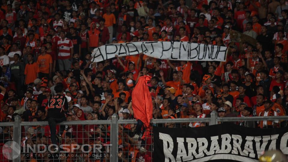 Sebuah spanduk kecaman dari para The Jakmania.