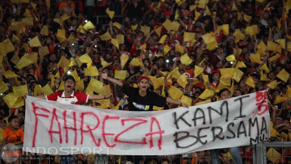Spanduk dukungan kepada almarhum Muhamad Fahreza dari The Jakmania.