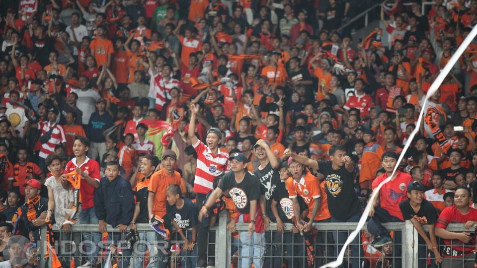 Ribuan The Jakmania memenuhi SUGBK dalam pertandingan ini.