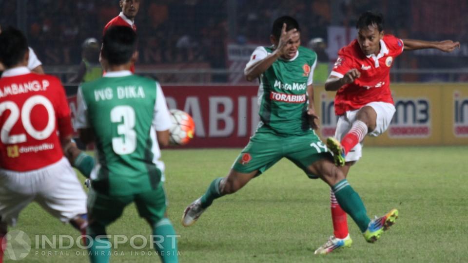 Pemain Persija Jakarta, Novri Setiawan (kanan) melakukan tendangan ke gawang PS TNI.