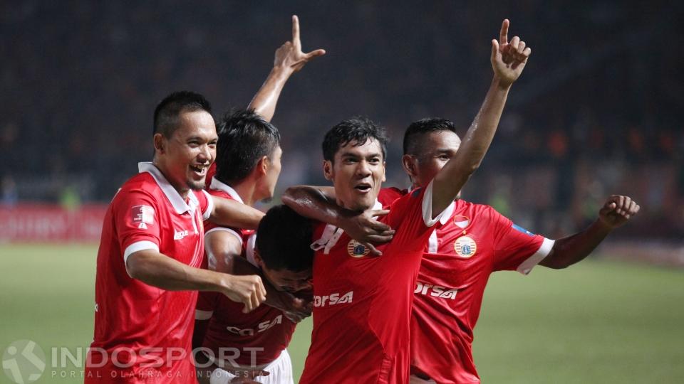 Para pemain Persija Jakarta merayakan gol ke gawang PS TNI yang dicetak oleh Ade Jantra Lukmana.