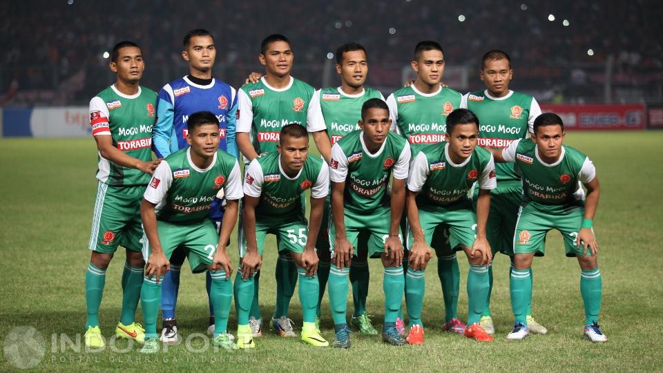 Skuat inti PS TNI melawan Persija Jakarta.