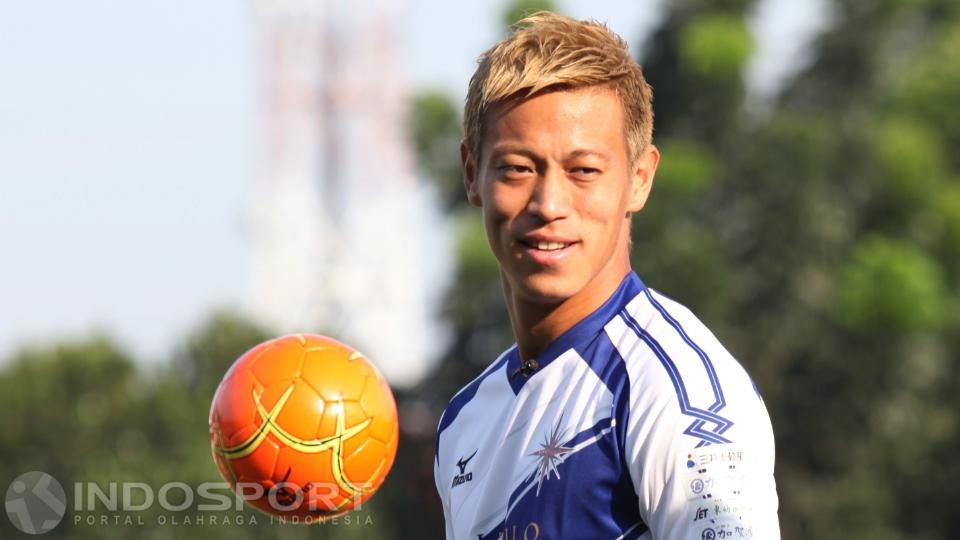 Keisuke Honda mengunjungi Indonesia dalam rangka acara Honda's Soltilo Soccer School 2016 di Lapangan Simprug, Jakarta, Sabtu (11/06/16).