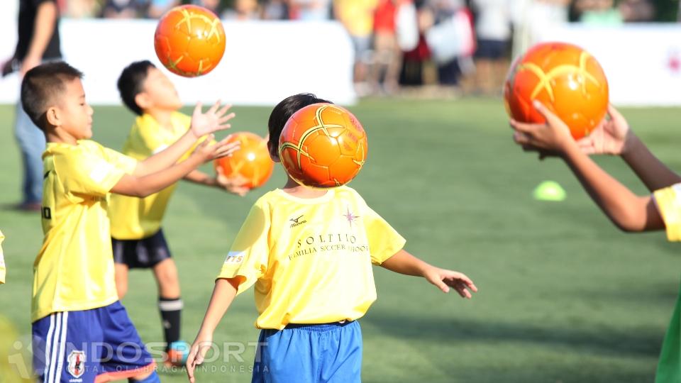 Aksi para peserta Honda's Soltilo Soccer School 2016 di  Lapangan Simprug, Jakarta, Sabtu (11/06/16).