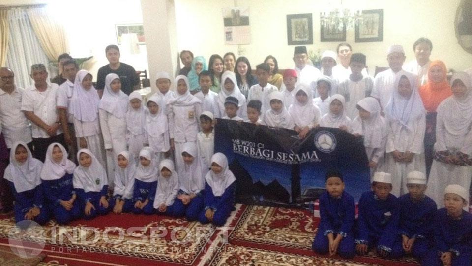 Sesi%20foto%20bersama%20keluarga%20besar%20mb%20k201%20ci%20bersama%20anak-anak%20yatim%20piatu.