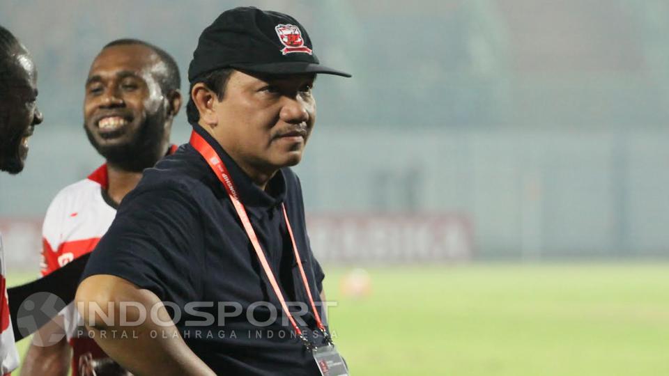 kekecewaan Achsanul Qosasi saat melihat kepulan asap akibat flare Copyright: Ian Setiawan/INDOSPORT