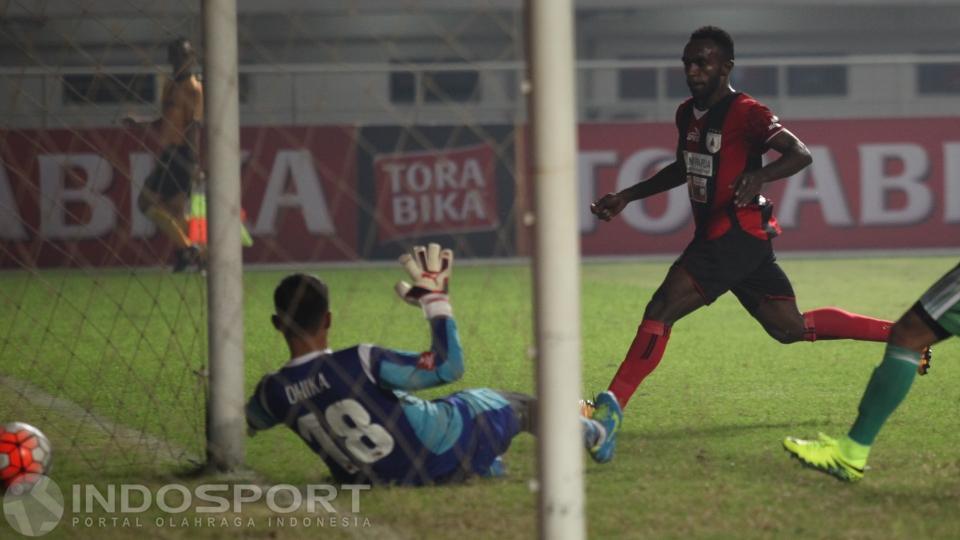 Proses terciptanya gol Persipura Jayapura lewat Riki Kayame (tengah).