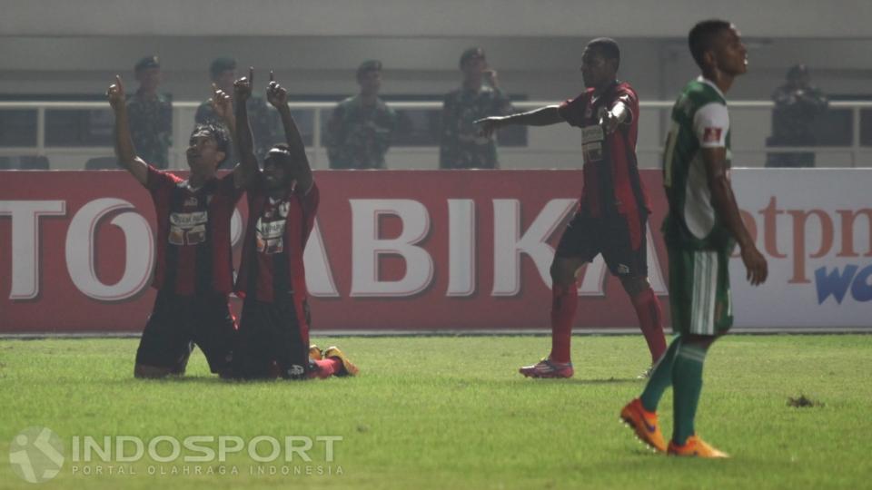 Selebrasi para pemain Persipura Jayapura atas gol pertama.
