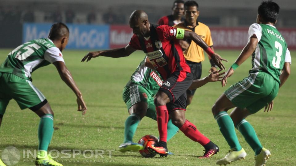 Aksi Boaz Sollosa dikawal tiga pemain PS TNI dalam laga lanjutan ISC A 2016 di Stadion Pakansari, Minggu (19/06/16).