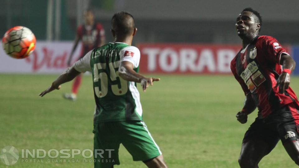 Penyerang Persipura Jayapura, James Kokolomel (kanan) berduel dengan Manahati Lestusen (kiri).