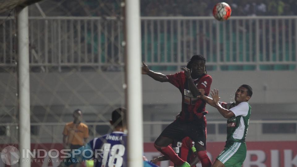 Bio Paulin duel udara dengan pemain Persipura.