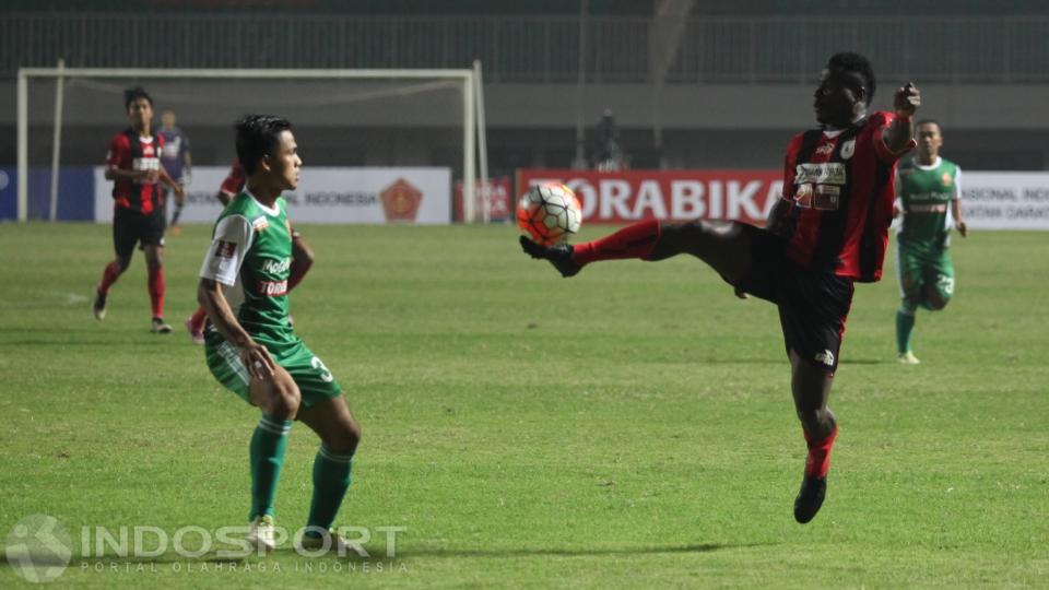 Pemain Persipura Jayapura berduel dengan pemain PS TNI.