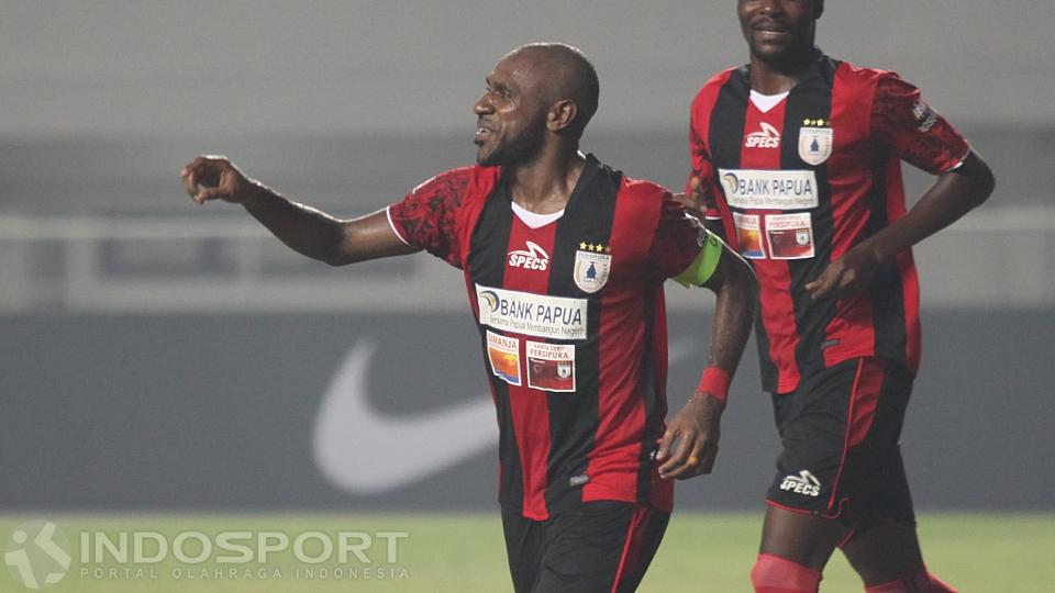 Selebrasi Boaz Sollosa usai mencetak gol ketiga untuk Persipura Jayapura.
