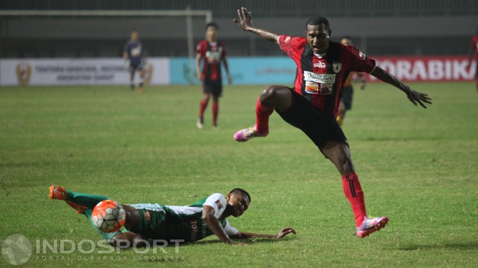 Duel pemain Persipura melawan PS TNI.