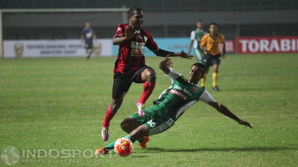 Duel pemain Persipura melawan PS TNI.