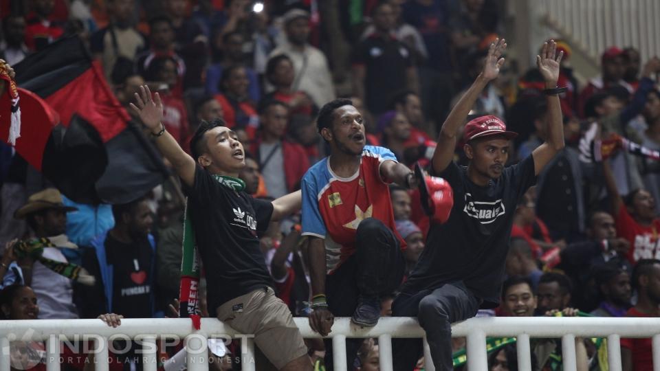 Fans Persipura terus memberikan dukungan meski bermain di kandang lawan.