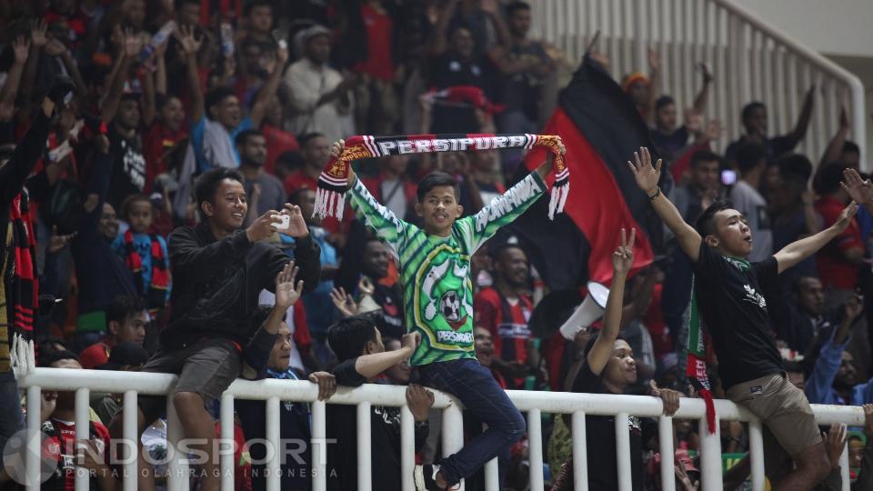 Fans Persipura terus memberikan dukungan meski bermain di kandang lawan.