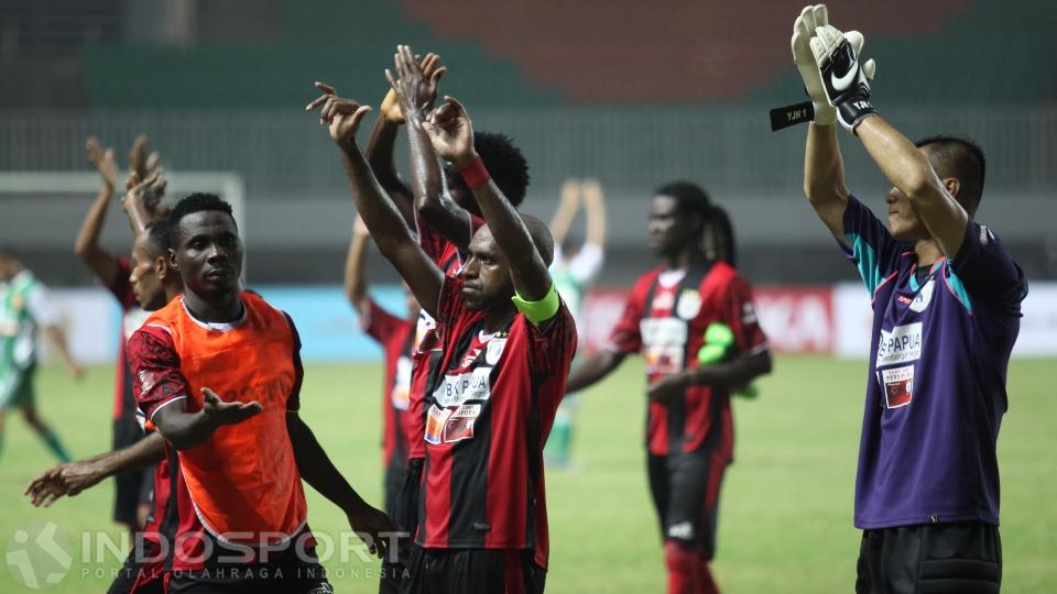 Boaz Solossa (tengah) mengawali Persipura untuk memberikan ucapan terima kasih kepada supporter.