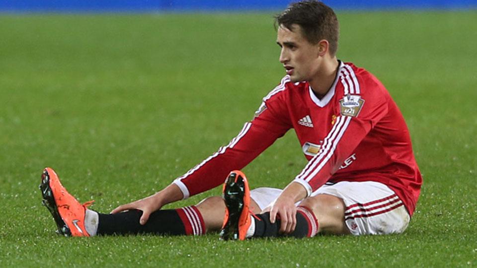 Adnan Januzaj terkapar di tengah lapangan akibat mengalami cedera. - INDOSPORT