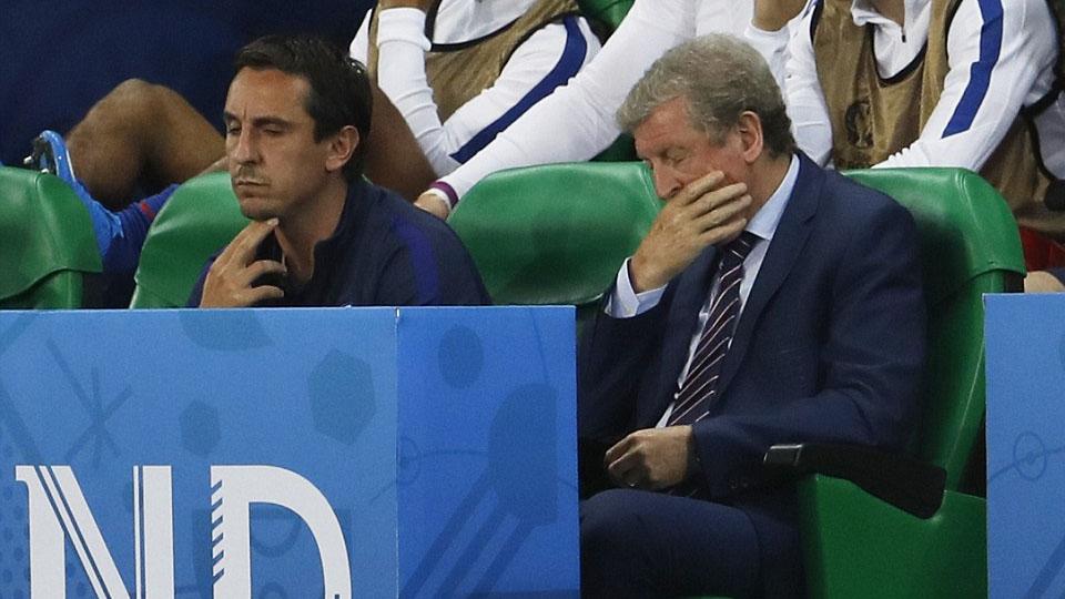 Pelatih timnas Inggris Roy Hodgson dan asistennya Gary Neville. Copyright: INTERNET