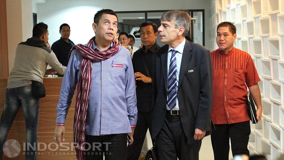 Head of Member Associations AFC, Primo Corvaro (kanan depan) didampingi Wakil Ketua Umum PSSI, Hinca Pandjaitan (kiri) saat melakukan pertemuan dengan Kelompok 85 terkait KLB di kantor PSSI