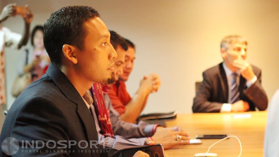 Sekjen PSSI, Azwan Karim (kiri) saat menerima Kelompok 85 dan AFC.