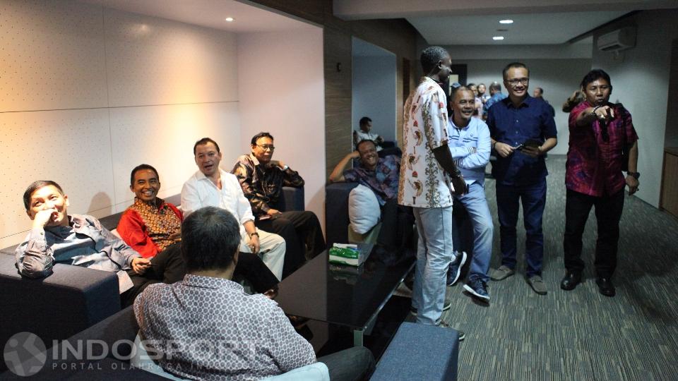 Sebagian anggota K85 menunggu di luar ruang pertemuan.
