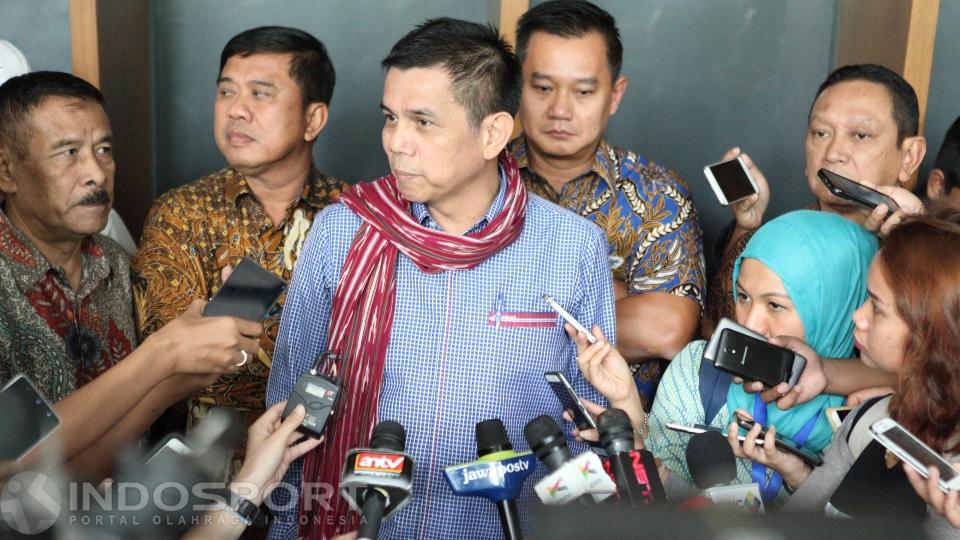 Waketum%20PSSI%2C%20Hinca%20Pandjaitan%20%28tengah%29%20bersama%20perwakilann%20K85%20saat%20jumpa%20pers%20terkait%20hasil%20pertemuan%20dengan%20AFC.